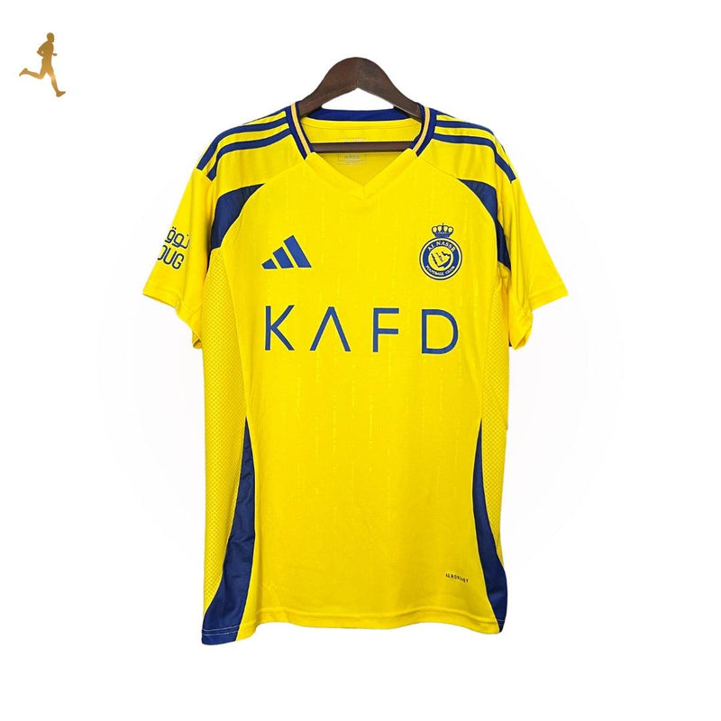 camisa-al-nassr-titular-I-home-24-25-amarelo-azul-gola-v-versão-torcedor-manga-curta-cabide-fundo-branco-cristiano-ronaldo-árabe