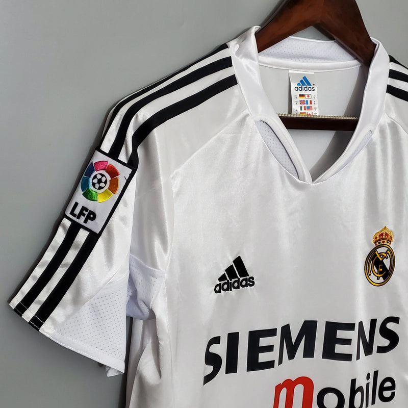 camisa-real-madrid-titular-I-2004-2005-adidas-manga-curta-lfp-la-liga-ronaldo-beckham-zidane-figo-branco-preto-cabide-fundo-branco-siemens-mobile-gola-v