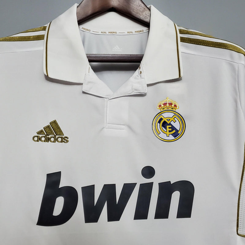 camisa-real-madrid-retrô-titular-branca-listras-dourada-gola-polo-bwin-2012-2013-cristiano-ronaldo-ozil-benzema-alonso-detalhe-gola-escrito-