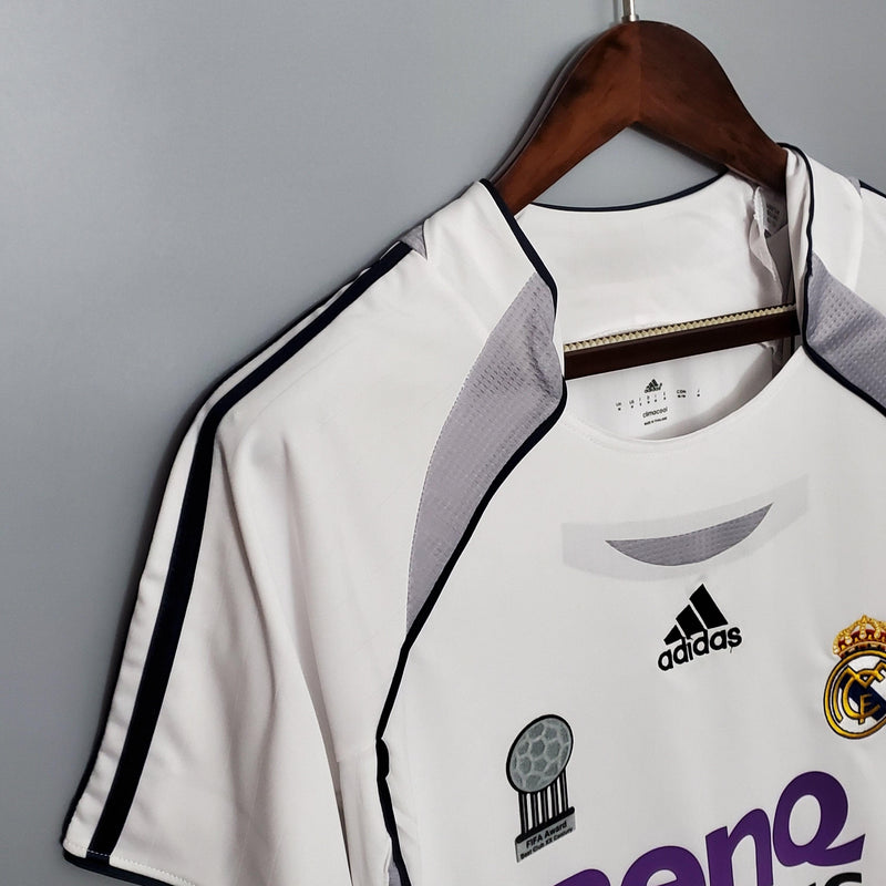 camisa-real-madrid-titular-I-retrô-2006-2007-beckham-zidane-ronaldo-fenômeno-roberto-carlos-branca-benq-siemens-champions-clássica-bordado