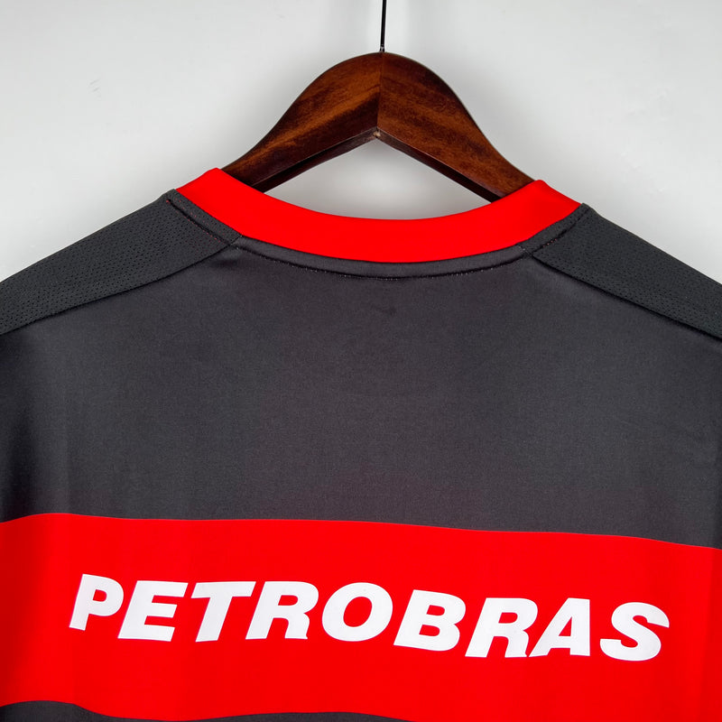 camisa-mengo-titular-I-retrô-2002-adriano-lubrax-vermelho-preto-gola-redonda-manga-curta-bordado