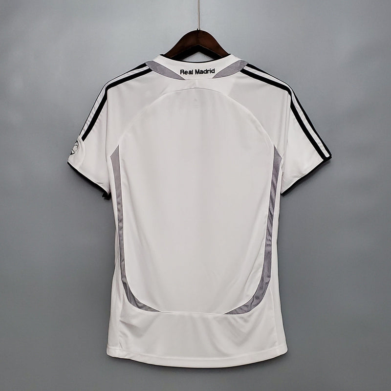 camisa-real-madrid-titular-I-retrô-2006-2007-beckham-zidane-ronaldo-fenômeno-roberto-carlos-branca-benq-siemens-champions-clássica-bordado