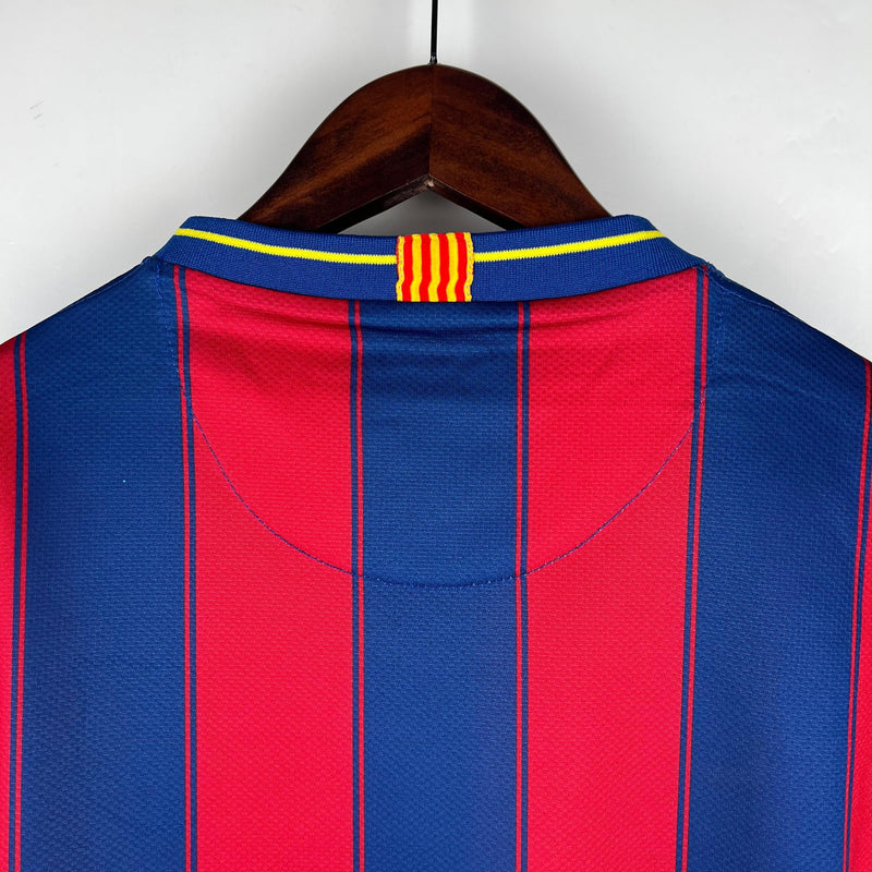 camisa-do-barcelona-2006-2007-retrô-grená-azul-gola-v-amarela-messi-xavi-iniesta-busquets-pique-uniforme-1-I-manga-curta-costas