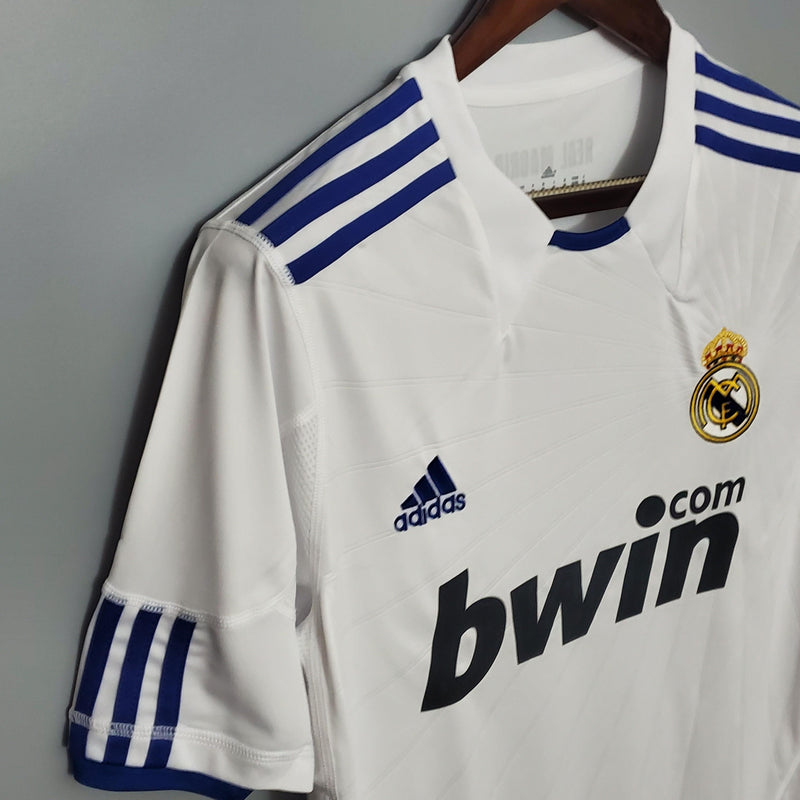 camisa-real-madrid-titular-home-I-retrô-branco-azul-gola-frente-2010-2011-versão-retrô-cristiano-ronaldo-ozil-benzema-kroos-manga-curta