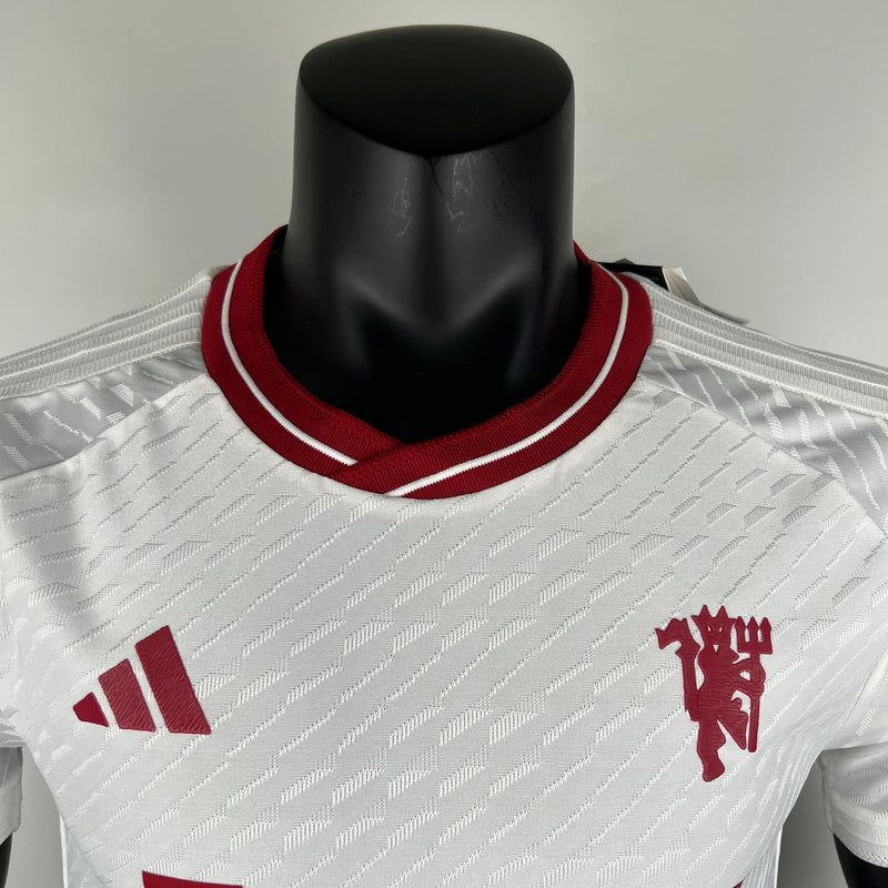 camisa-manchester-united-third-III-away-reserva-23-24-versão-jogador-campeão-ingles-branco-vermelho-red-devils-manequim-fundo-branco-silkado-silk-emborrachado-adidas-garnacho-casemiro-frente-costas