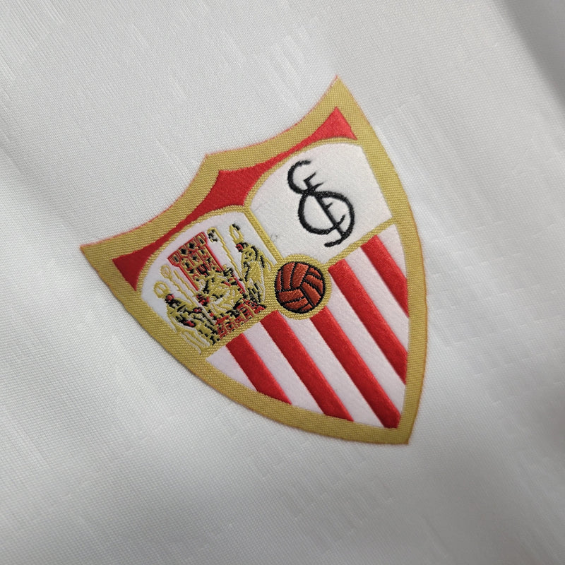 camisa-sevilla-titular-I-23-24-gola-polo-v-branco-vermelho-manga-curta-versão-torcedor-fundo-grade-bordado-castore-la-liga