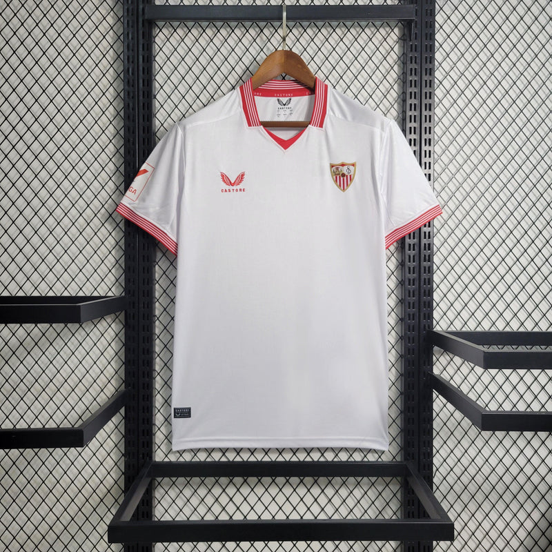 camisa-sevilla-titular-I-23-24-gola-polo-v-branco-vermelho-manga-curta-versão-torcedor-fundo-grade