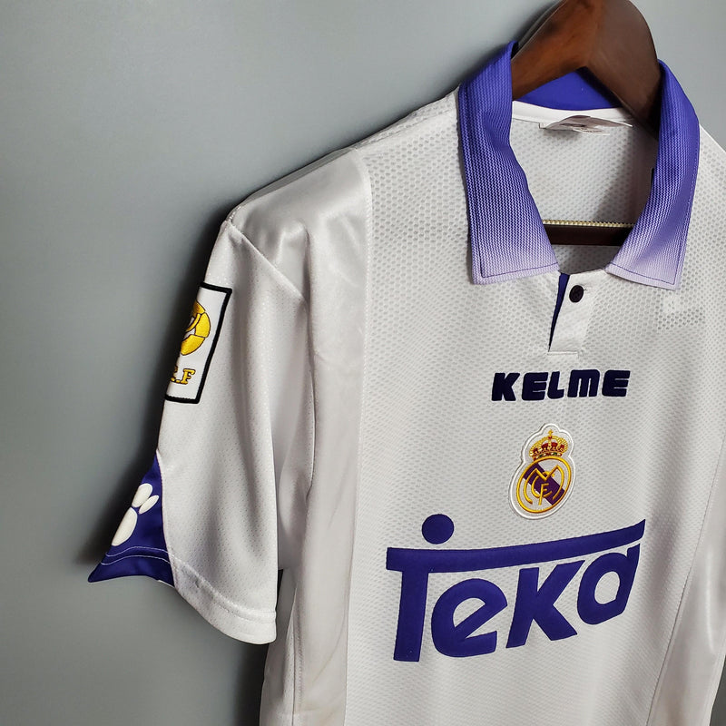 camisa-real-madrid-titular-1997-1998-branca-gola-polo-roxa-kelme-teka-uniforme-1-retrô-botão