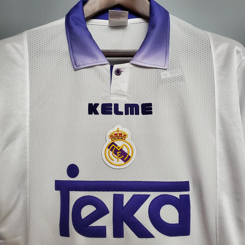 camisa-real-madrid-titular-1997-1998-branca-gola-polo-roxa-kelme-teka-uniforme-1-retrô-botão