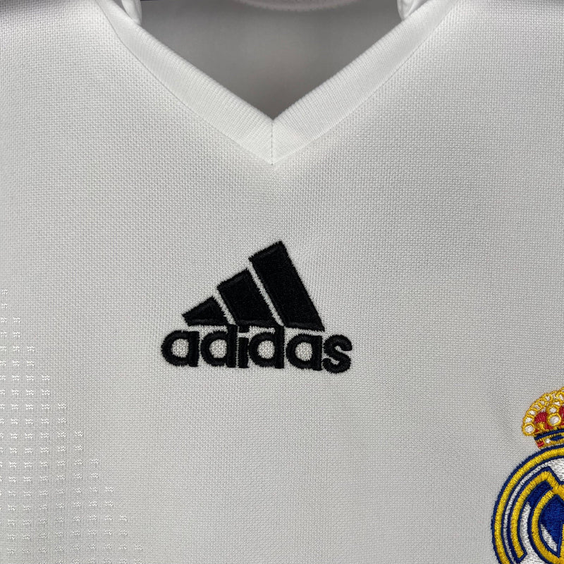 camisa-real-madrid-titular-I-home-gola-polo-branco-preto-manga-curta-gola-v-2008-2009-higuain-sergio-ramos