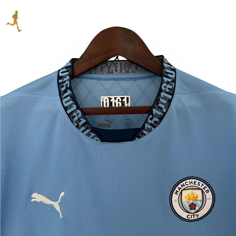 camisa-manchester-city-versão-torcedor-gola-0161-azul-bebe-manga-curta-branco-preto-24-25-bordado-silkado