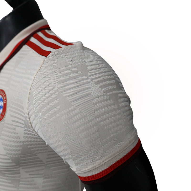 Camisa Bayern de Munique III Third 24/25 "UCL Kit" Versão Jogador Bege Frisos Vermelhos e Bordô - Camisa de Time Gola Polo com Botão - Adidas Trefoil