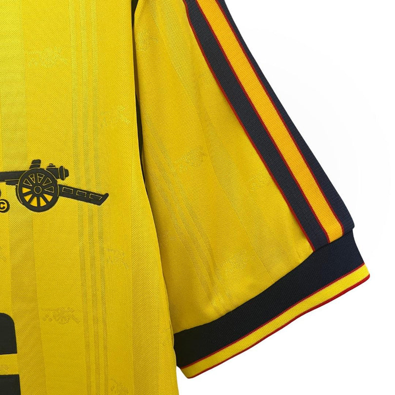 camisa-arsenal-away-II-reserva-86-88-amarelo-listras-brilhantes-cabide-fundo-branco-JVC-adidas-gunners-manga-curta-gola-v-uniforme-2