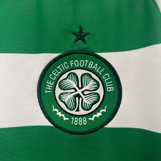 camisa-celtic-titular-I-home-24-25-versão-torcedor-verde-branco-gola-redonda-cabide-bordado-manga-curta