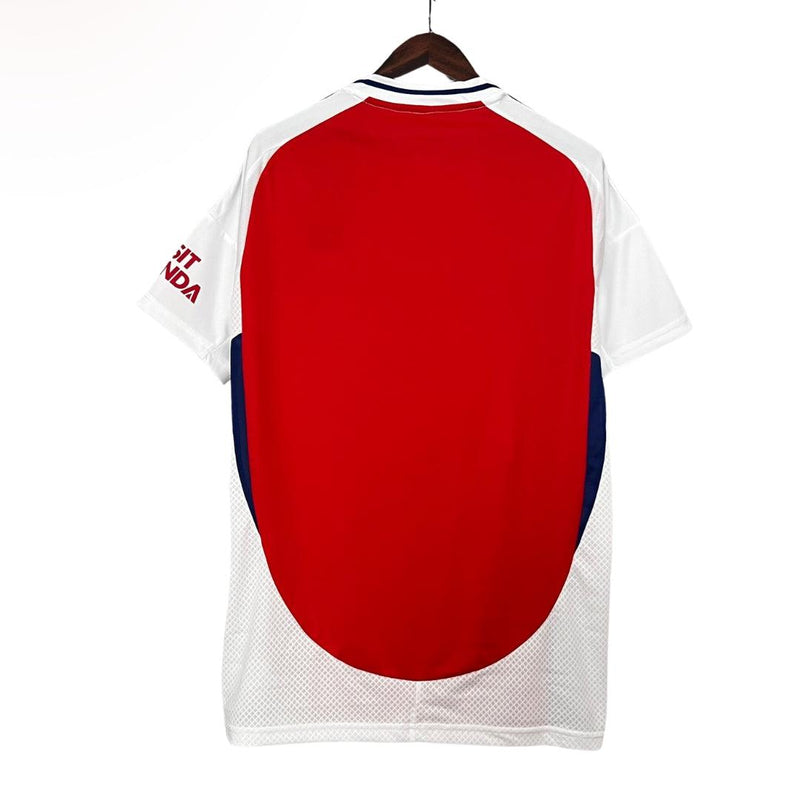 camisa-arsenal-titular-I-24-25-vermelho-branco-azul-versão-torcedor-bordado-cabide-fundo-branco-frente-costas