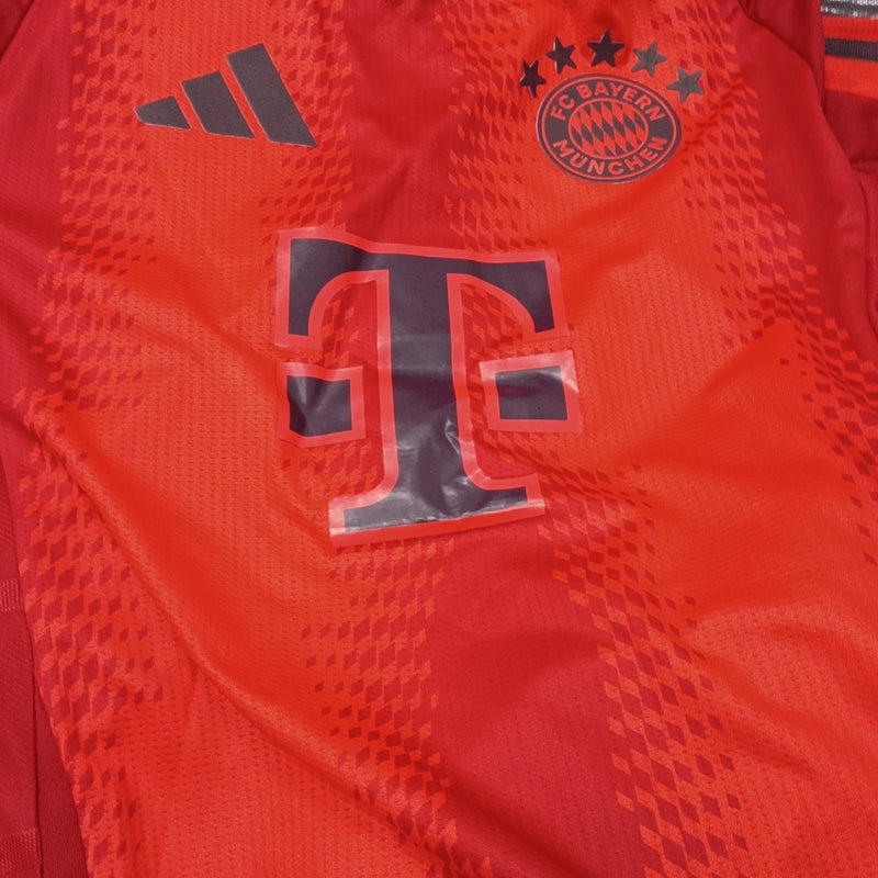 Camisa Bayern de Munique I Titular 24/25 Versão Jogador Vermelho - Camisa de Time Gola Furadinha - Home "Treble Red"