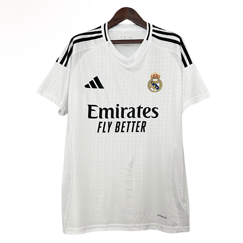 camisa-real-madrid-I-titular-24-25-versao-torcedor-branca-listras-pretas-gola-v-mbappe-vini-jr-rodrygo-bellingham-lançamento-poliester-cabide-fundo-braco