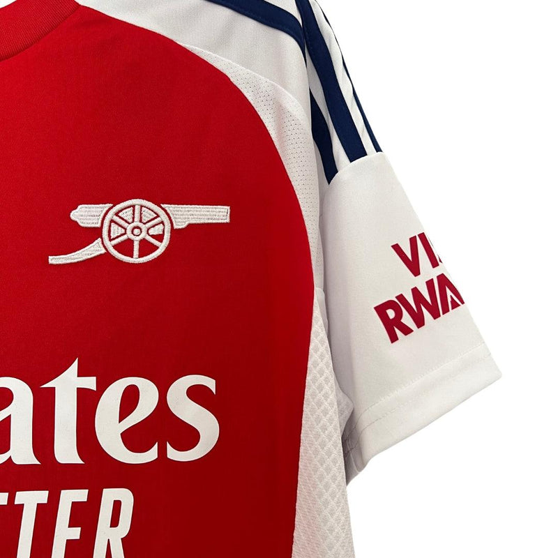 camisa-arsenal-titular-I-24-25-vermelho-branco-azul-versão-torcedor-bordado-cabide-fundo-branco