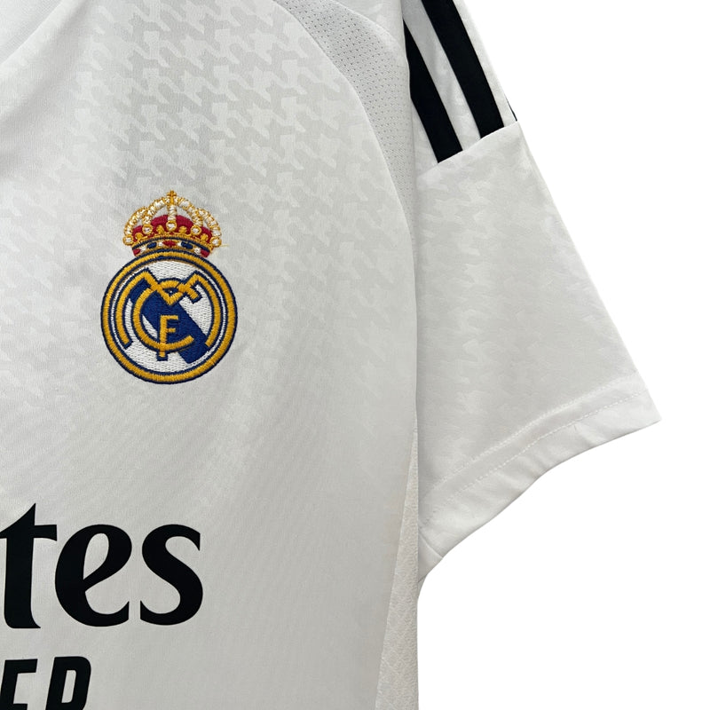 camisa-real-madrid-I-titular-24-25-versao-torcedor-branca-listras-pretas-gola-v-mbappe-vini-jr-rodrygo-bellingham-lançamento-poliester-cabide-fundo-braco-frente-costas