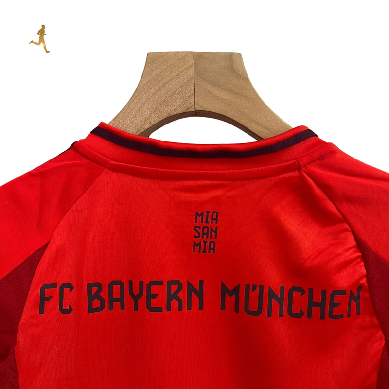 conjunto-bayern-de-munique-vermelho-preto-24-25-titular-gola-v-red-treble-manga-curta-infantil-treino-fundo-frente