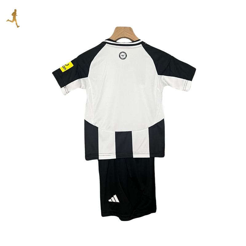 conjunto-newcastle-infantil-titular-I-home-24-25-branco-preto-camisa-shorts-gola-V-premiere-league-bordado-frente-costas