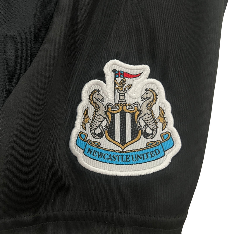 conjunto-newcastle-infantil-titular-I-home-24-25-branco-preto-camisa-shorts-gola-V-premiere-league-bordado-frente-costas