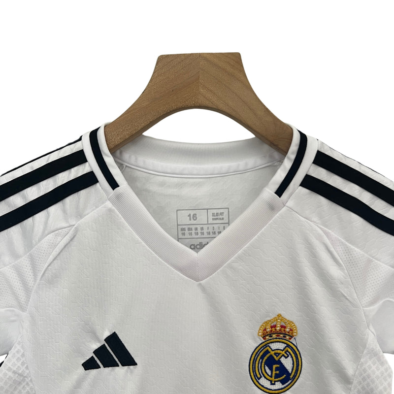 conjunto-real-madrid-i-titular-24-25-branco-preto-camisa-shorts-cabide-fundo-branco-lançamento-mbappe-vini-junior-vinicius-rodrygo