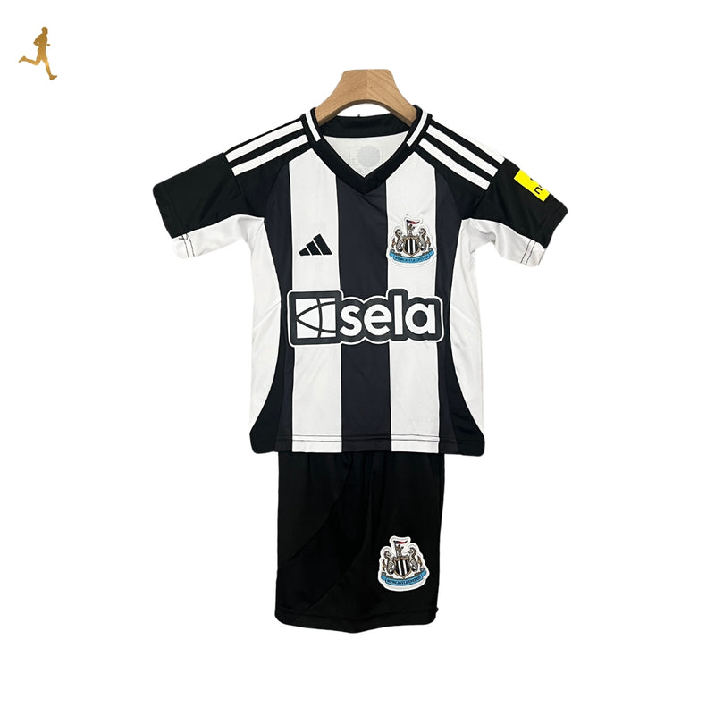 conjunto-newcastle-infantil-titular-I-home-24-25-branco-preto-camisa-shorts-gola-V-premiere-league