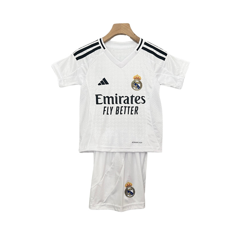 conjunto-real-madrid-i-titular-24-25-branco-preto-camisa-shorts-cabide-fundo-branco-lançamento-mbappe-vini-junior-vinicius-rodrygo