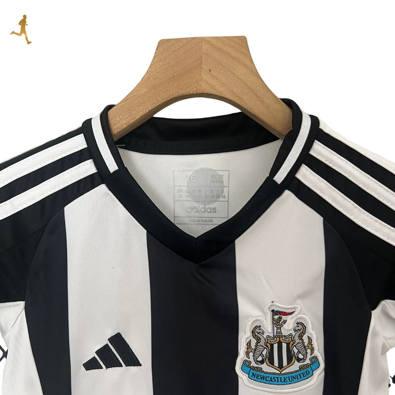 conjunto-newcastle-infantil-titular-I-home-24-25-branco-preto-camisa-shorts-gola-V-premiere-league-bordado-frente-costas