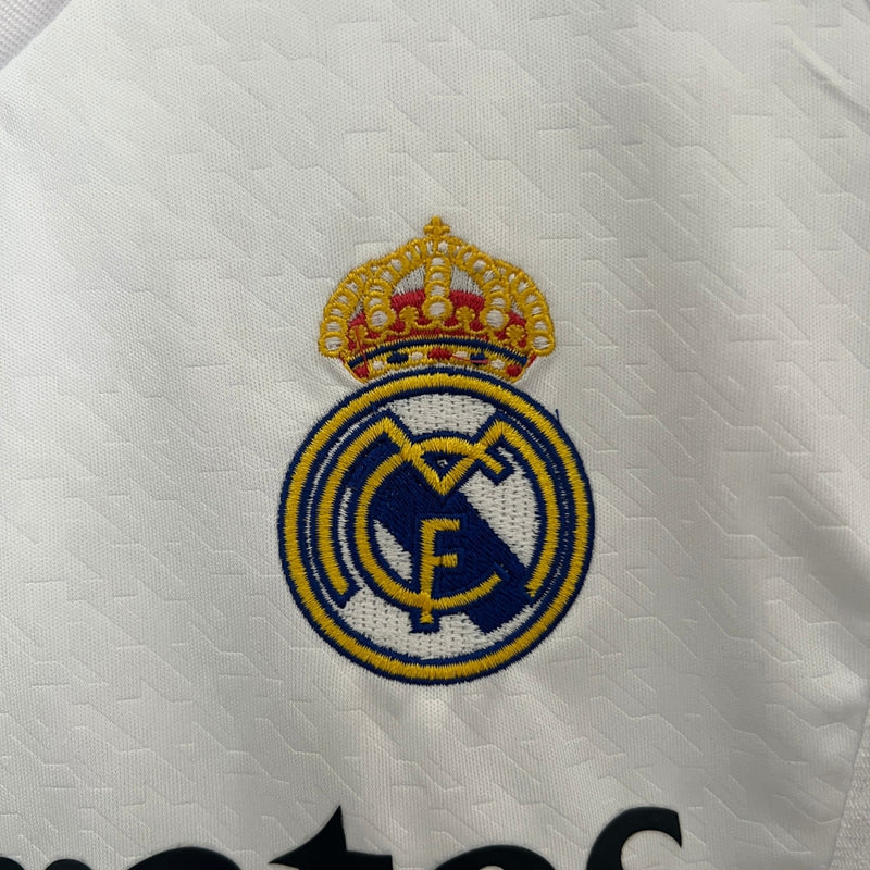 conjunto-real-madrid-i-titular-24-25-branco-preto-camisa-shorts-cabide-fundo-branco-lançamento-mbappe-vini-junior-vinicius-rodrygo