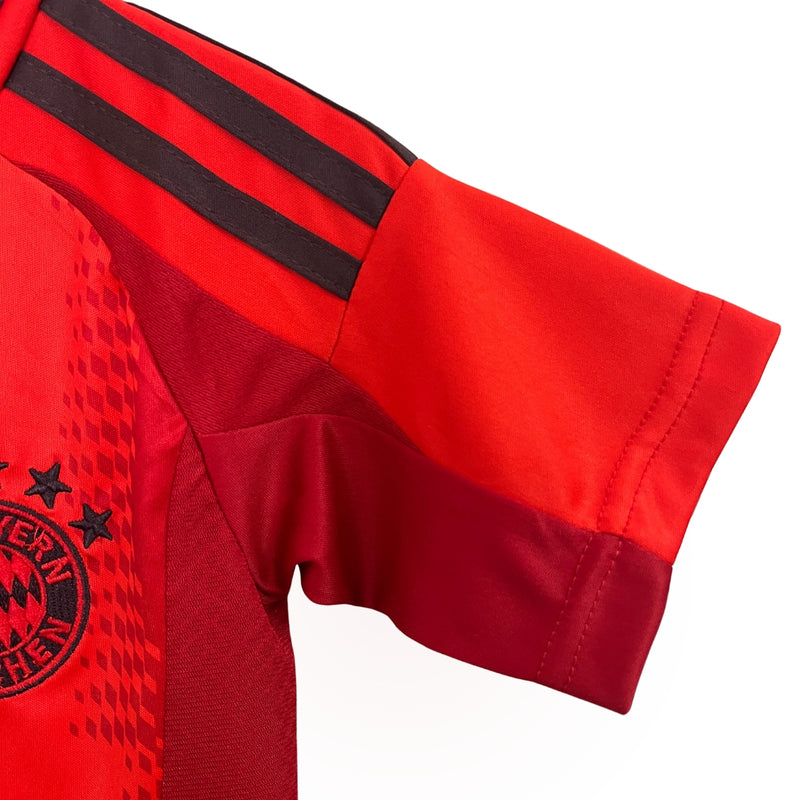 conjunto-bayern-de-munique-vermelho-preto-24-25-titular-gola-v-red-treble-manga-curta-infantil-treino-fundo-frente