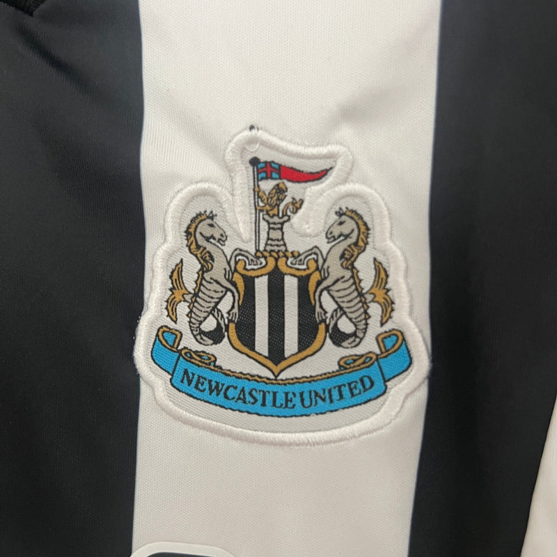 conjunto-newcastle-infantil-titular-I-home-24-25-branco-preto-camisa-shorts-gola-V-premiere-league-bordado-frente-costas