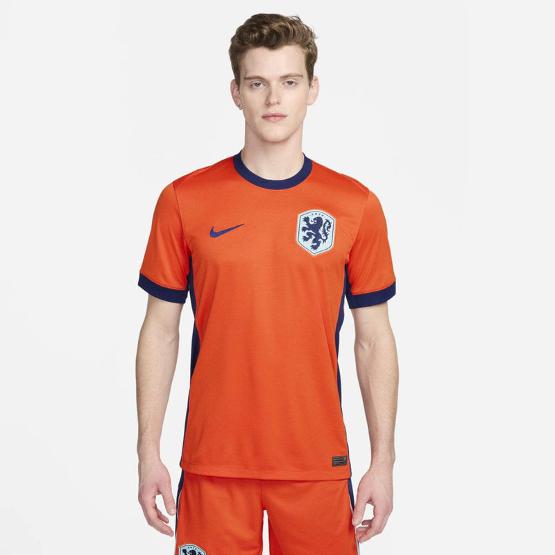 camisa-holanda-I-titular-24-25-versao-torcedor-gola-azul-bordado