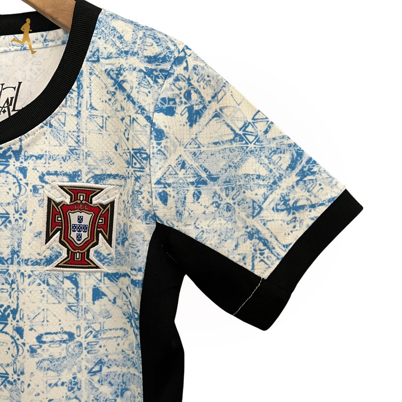 conjunto-portugal-reserva-away-II-azulejo-bordado-branco-azul-preto-gola-preta-fundo-branco