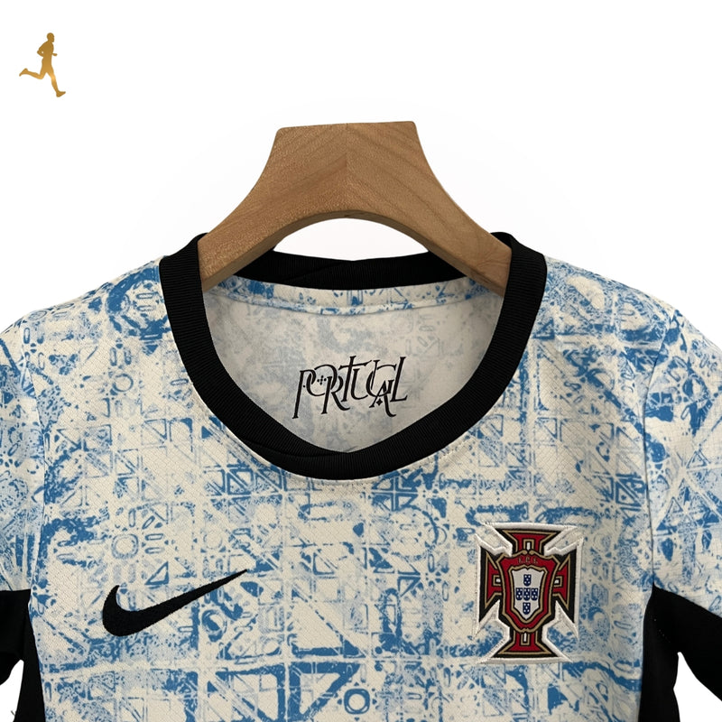 conjunto-portugal-reserva-away-II-azulejo-bordado-branco-azul-preto-gola-preta-fundo-branco