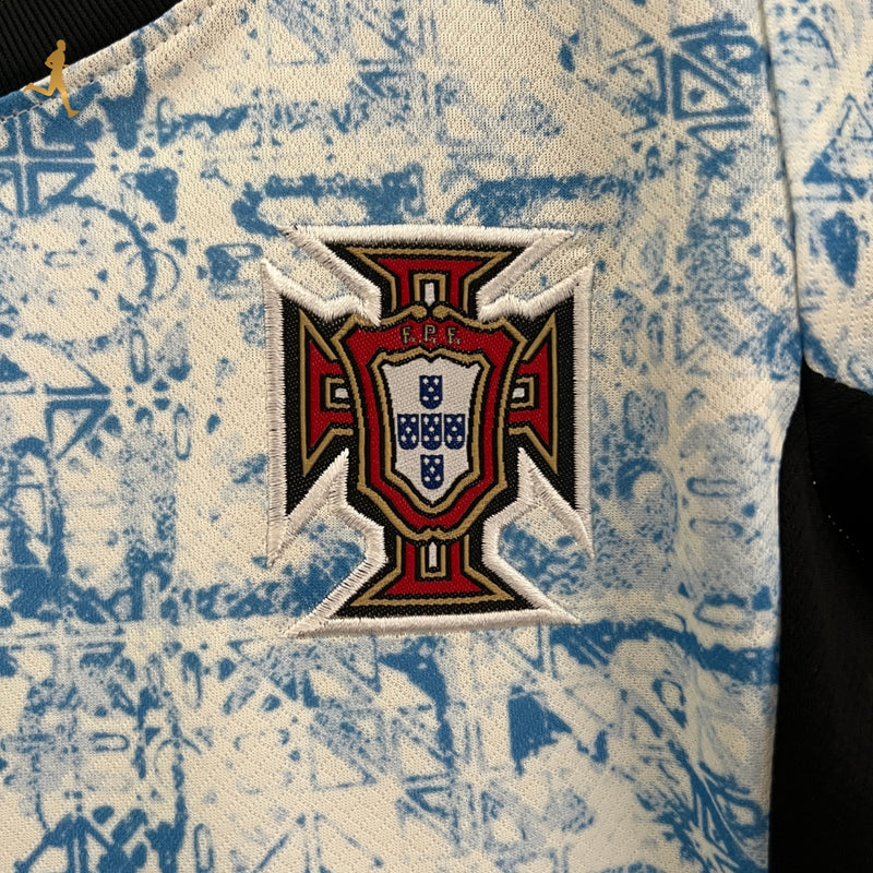 conjunto-portugal-reserva-away-II-azulejo-bordado-branco-azul-preto-gola-preta-fundo-branco