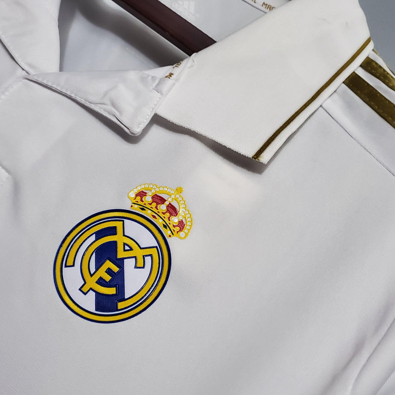 camisa-real-madrid-retrô-titular-branca-listras-dourada-gola-polo-bwin-2012-2013-cristiano-ronaldo-ozil-benzema-alonso-detalhe-gola-escrito-