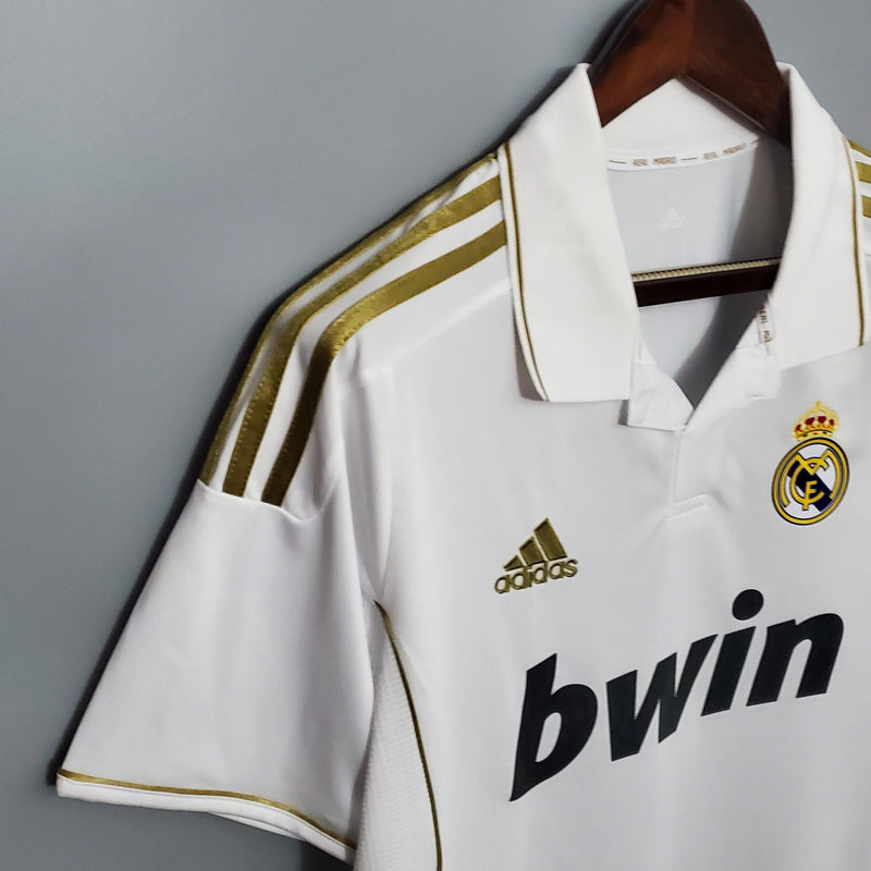 camisa-real-madrid-retrô-titular-branca-listras-dourada-gola-polo-bwin-2012-2013-cristiano-ronaldo-ozil-benzema-alonso-detalhe-gola-escrito-