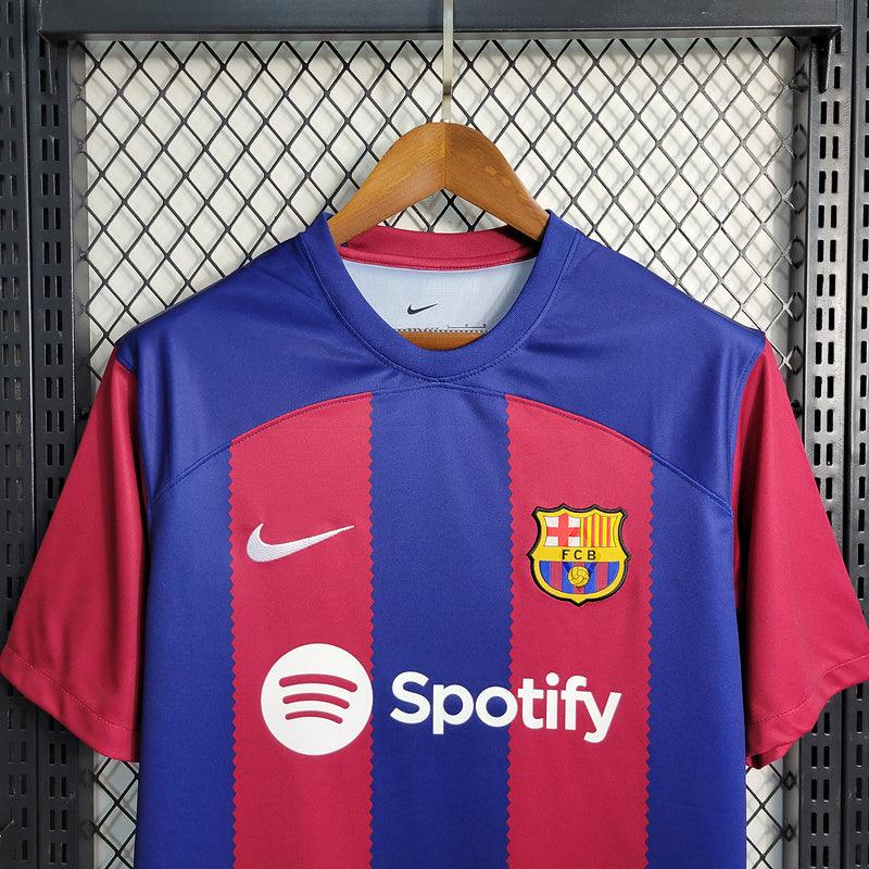 camisa-barcelona-home-23-24-nike-titular-torcedor-vermelho-grena-azul-branco-spotify