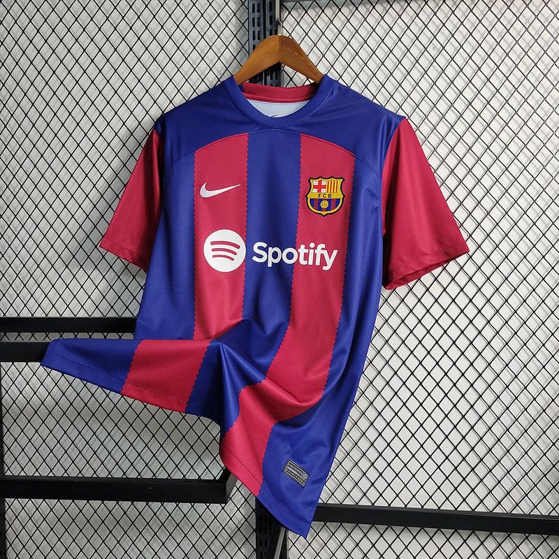 camisa-barcelona-home-23-24-nike-titular-torcedor-vermelho-grena-azul-branco-spotify