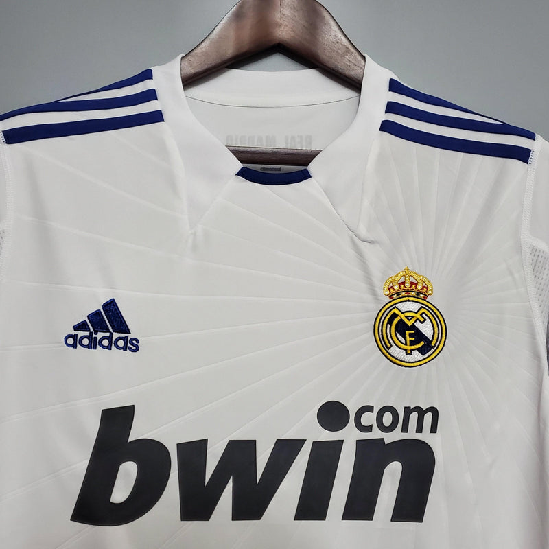 camisa-real-madrid-titular-home-I-retrô-branco-azul-gola-frente-2010-2011-versão-retrô-cristiano-ronaldo-ozil-benzema-kroos