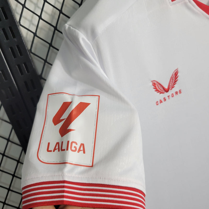 camisa-sevilla-titular-I-23-24-gola-polo-v-branco-vermelho-manga-curta-versão-torcedor-fundo-grade-bordado-castore-la-liga