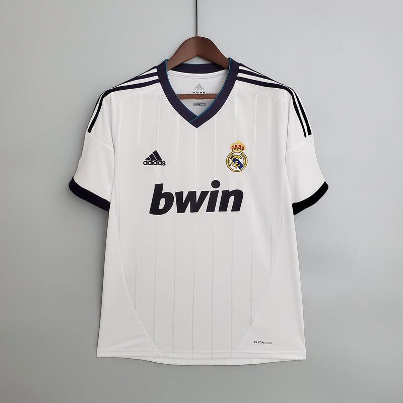 camisa-real-madrid-12-13-versão-retrô-branco-gola-v-brilhante-detalhe-adidas-azul-climacool-bordado-frente-costas