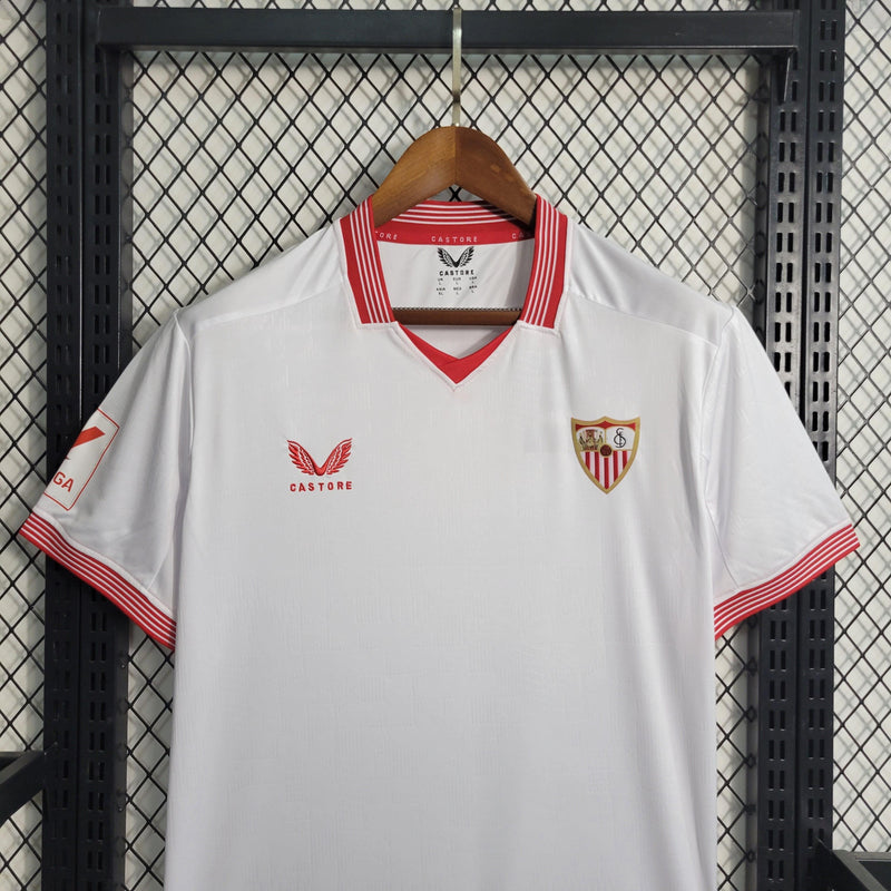 camisa-sevilla-titular-I-23-24-gola-polo-v-branco-vermelho-manga-curta-versão-torcedor-fundo-grade-bordado-castore