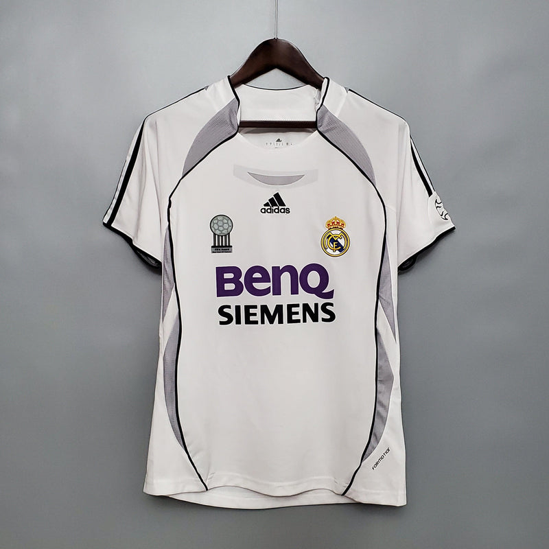 camisa-real-madrid-titular-I-retrô-2006-2007-beckham-zidane-ronaldo-fenômeno-roberto-carlos-branca-benq-siemens-champions-clássica