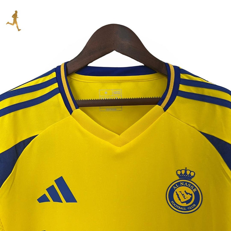 camisa-al-nassr-titular-I-home-24-25-amarelo-azul-gola-v-versão-torcedor-manga-curta-cabide-fundo-branco-cristiano-ronaldo-árabe