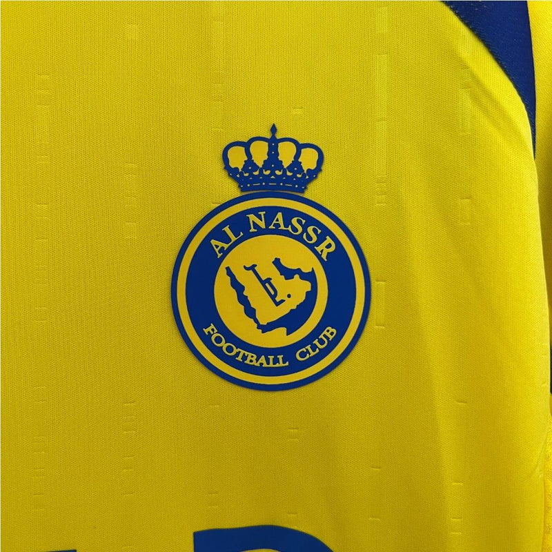 camisa-al-nassr-titular-I-home-24-25-amarelo-azul-gola-v-versão-torcedor-manga-curta-cabide-fundo-branco-cristiano-ronaldo-árabe