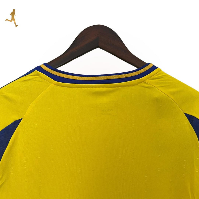 camisa-al-nassr-titular-I-home-24-25-amarelo-azul-gola-v-versão-torcedor-manga-curta-cabide-fundo-branco-cristiano-ronaldo-árabe-costas