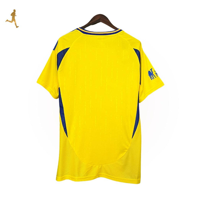 camisa-al-nassr-titular-I-home-24-25-amarelo-azul-gola-v-versão-torcedor-manga-curta-cabide-fundo-branco-cristiano-ronaldo-árabe-costas-frente